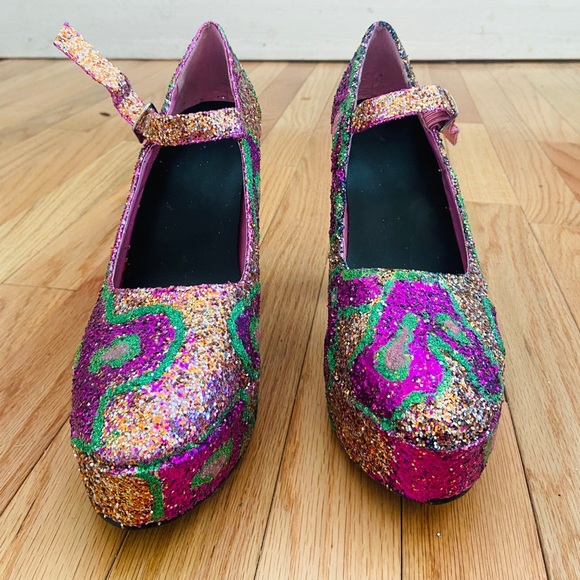 Custom One-of-Kind Gold Glitter Platform 5”Heels - Picture 2 of 6